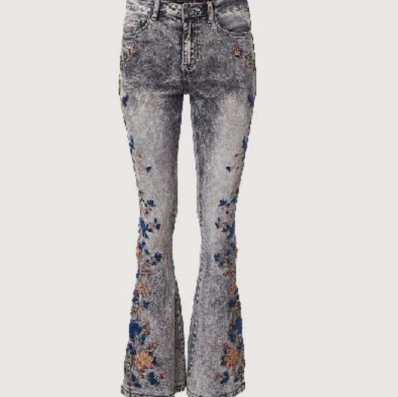 NWT Venus Floral Embroidered Jeans and NWOT Floral Embroidered Jeans - Picture 2 of 9